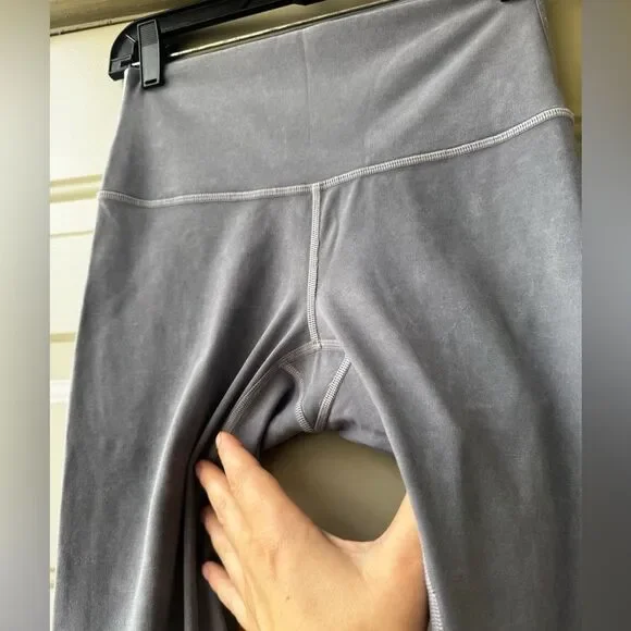 Lululemon Wunder Under High-Rise Tight *Snow Washed 28"
Washed Luna Size 4 - Picture 7 of 14